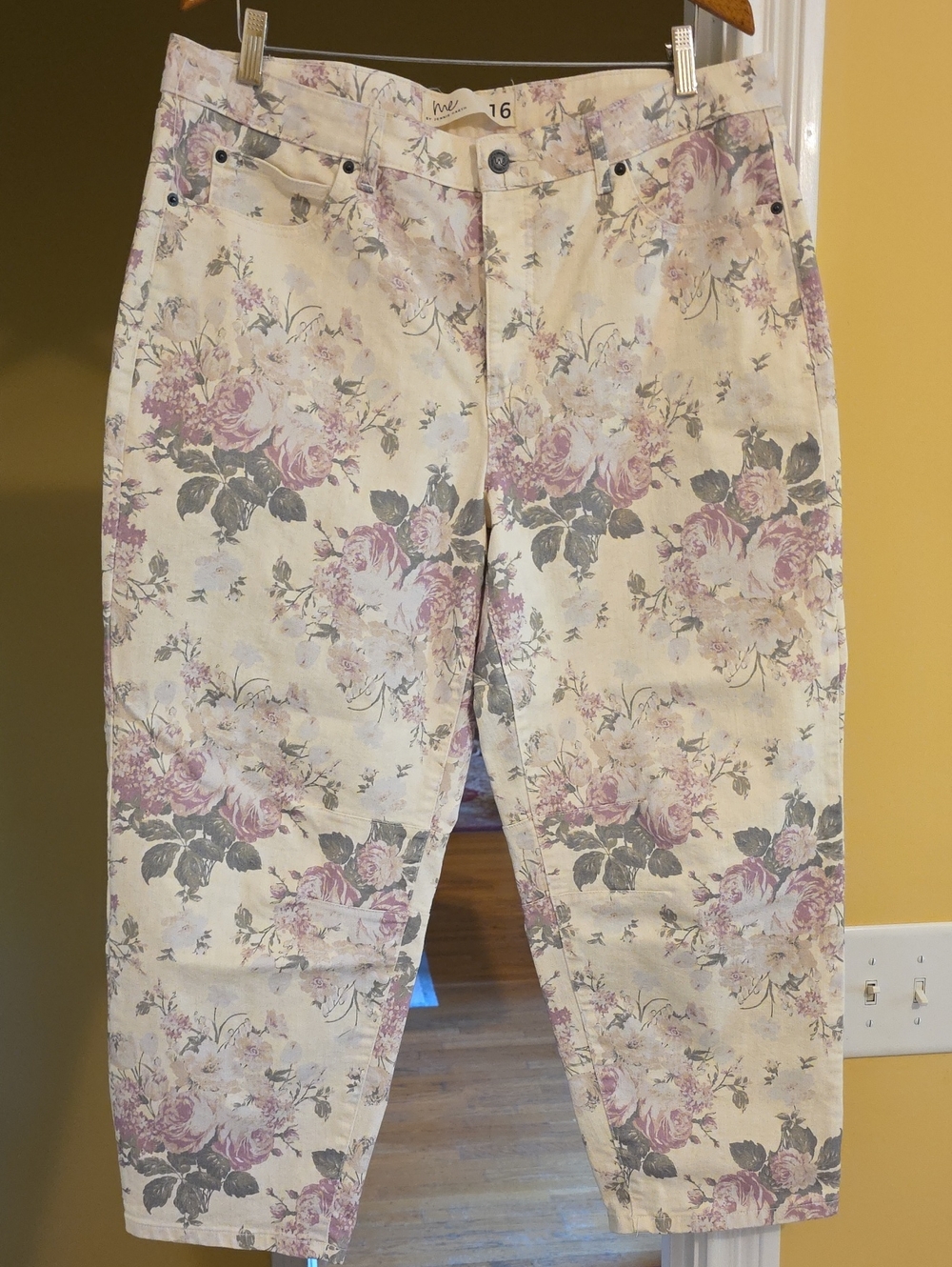 NWOT Floral Barrel Jeans in Cream with Pink Roses
